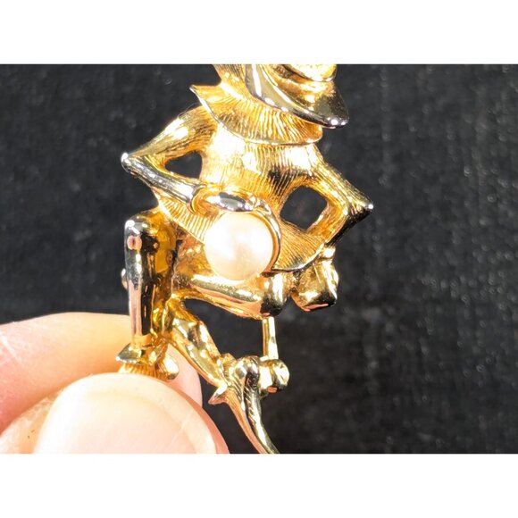 Marcel Boucher Gnome or Leprechaun Brooch, Gold tone Gold Elf Pin holding pearl - Picture 9 of 12